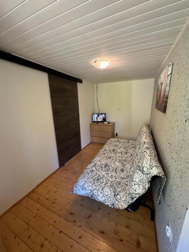 sypialnia z łóżkiem i drewnianą podłogą w obiekcie Willa Zacisze Karpacz w mieście Karpacz