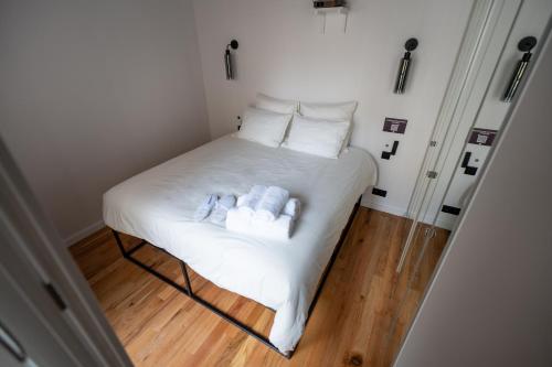 - un petit lit avec 2 serviettes dans l'établissement La perle du Marais, à Paris