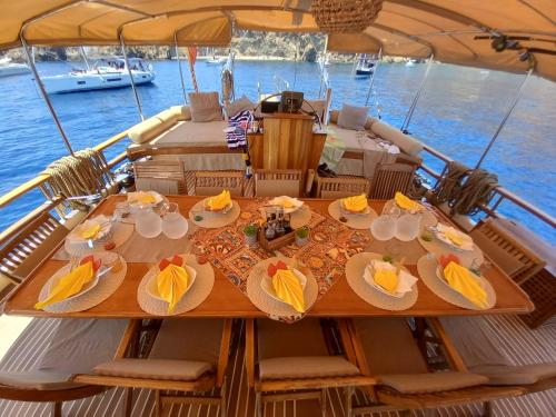 einen Tisch auf einem Boot mit Teller mit Essen drauf. in der Unterkunft DonnaMarisa in Palermo