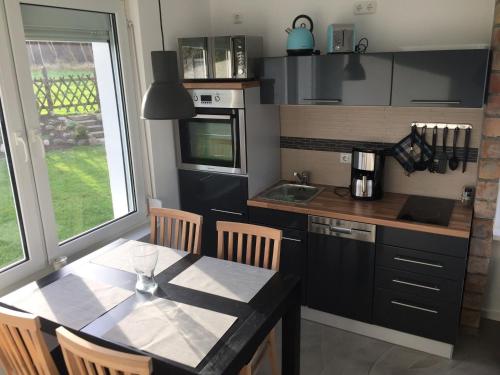 Kuchyň nebo kuchyňský kout v ubytování Bungalow 28 "Auszeit"