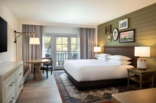 Habitación de hotel con cama grande y escritorio. en Hyatt Regency Hill Country Resort & Spa en San Antonio