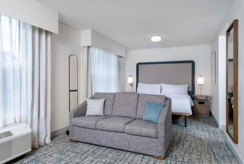 sala de estar con sofá y cama en Homewood Suites by Hilton Montgomery - Newly Renovated en Montgomery