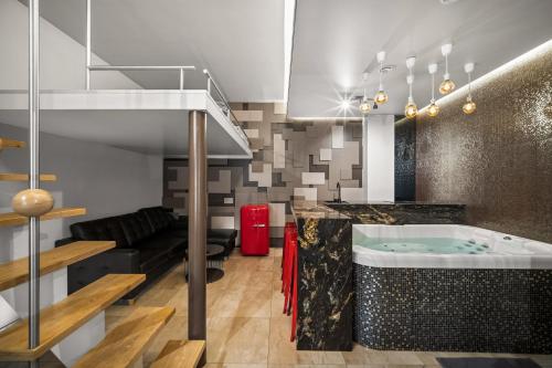 ein Bad mit einem Whirlpool in der Mitte eines Zimmers in der Unterkunft Secret Lounge - Cozy Studio with Sauna and Jacuzzi in Vilnius