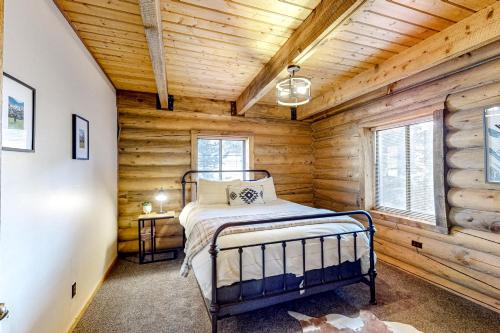 1 dormitorio con 1 cama en una cabaña de madera en Aspen Lodge, en Park City