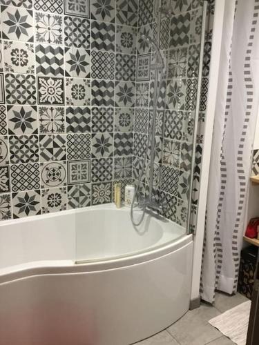 Ένα μπάνιο στο Appartement très lumineux