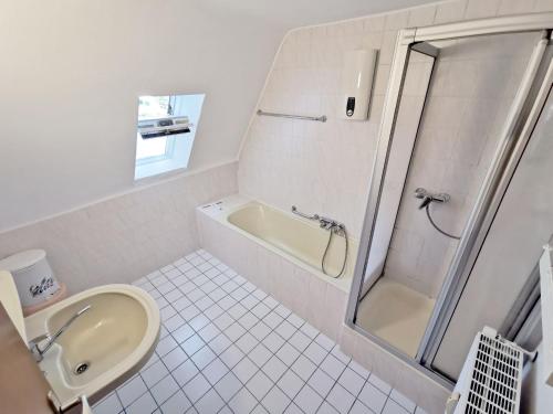 Bilik mandi di Mosel View Old Town Apartments