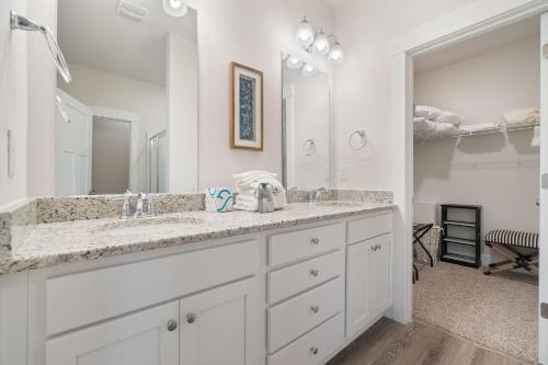 baño con 2 lavabos y espejo grande en Blue Angel Casa, en Perdido Key
