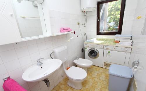 ロヴィニにあるApartment Vesnaのバスルーム(洗面台、洗濯機付)
