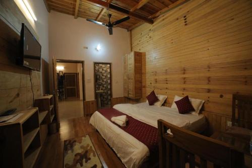 Ένα ή περισσότερα κρεβάτια σε δωμάτιο στο The Wooden Umbrella Near Kaichi Dhaam