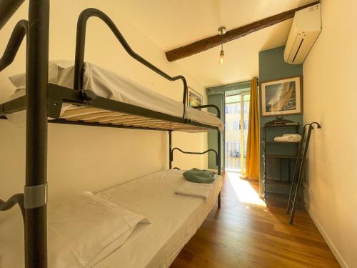 Cette chambre comprend 2 lits superposés et un couloir. dans l'établissement Saint Francois de Paul - wifi, AC, 6 pers, à Nice