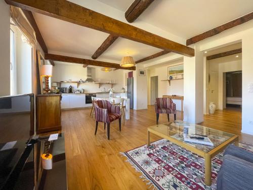 un salon avec une table en verre et une cuisine dans l'établissement Saint Francois de Paul - wifi, AC, 6 pers, à Nice