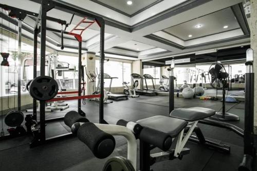 Fitness centrum a/nebo fitness zařízení v ubytování Maitree cozy room/Close to Nimman/Pool/Gym