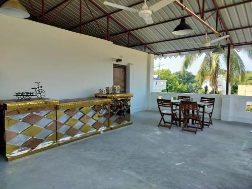 een eetkamer met een tafel en stoelen bij Hotel Insta 18 in Siliguri