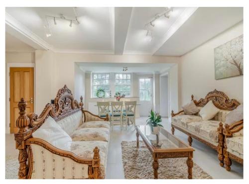 - un salon avec un canapé et une table dans l'établissement 8 bedroom Annexe at Moulton Grange, à Northampton