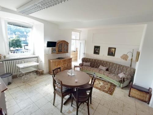 ein Wohnzimmer mit einer Couch und einem Tisch in der Unterkunft Mosel View Old Town Apartments in Zell an der Mosel