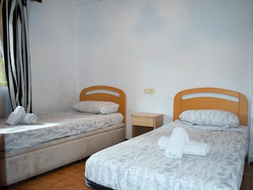 ベニドルムにあるNice Apartment Rinconada Realのベッドルーム1室(ベッド2台、タオル付)