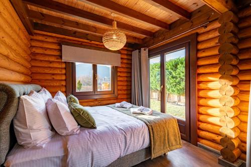 Ένα ή περισσότερα κρεβάτια σε δωμάτιο στο Evritos Villas & Suites with pool