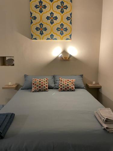 拿坡里的住宿－Casa Del Monte，一间卧室配有一张大床和两个枕头