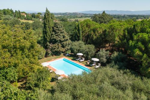 an overhead view of a swimming pool with umbrellas and trees at Villa Vignacce - Boutique Country Resort in Bettolle