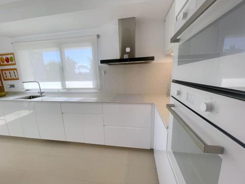 Η κουζίνα ή μικρή κουζίνα στο Luxury Oceanview Villa de Nava with heated private pool