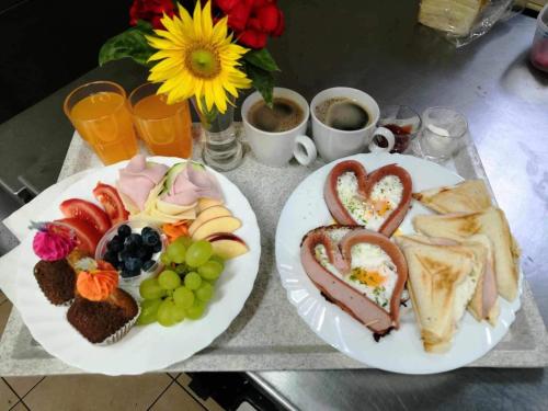 ZLATÁ-ÉRA في أوسترافا: طبقين من الطعام على طاولة طعام على شكل قلب