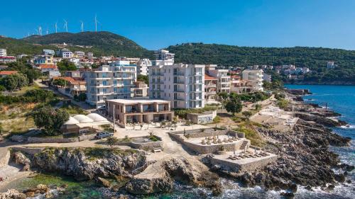 una vista aérea de una ciudad con molinos de viento en Open Sea Apartments, en Utjeha