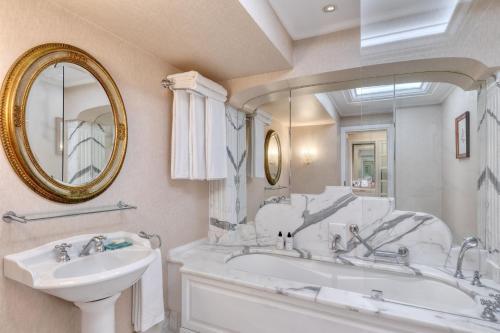 King George, a Luxury Collection Hotel, Athens في أثينا: حمام مع حوض ومغسلة ومرآة