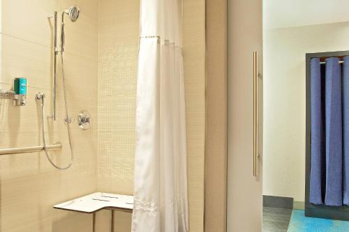 um chuveiro com uma cortina de chuveiro branca na casa de banho em Aloft Chicago Downtown River North em Chicago