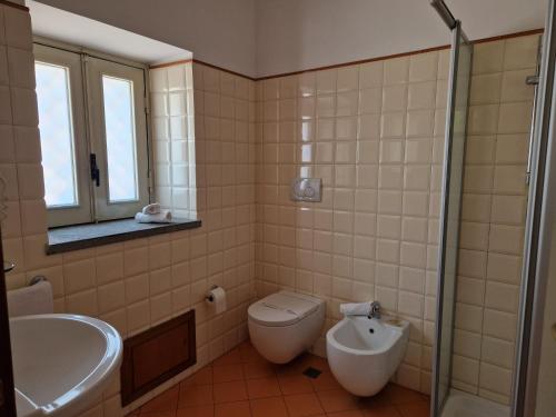 a bathroom with a toilet and a sink at Lumia in Riposto