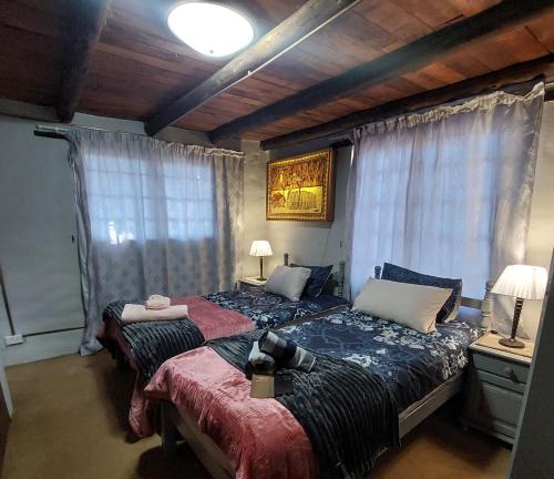 Posteľ alebo postele v izbe v ubytovaní Artistic Cozy Cottage