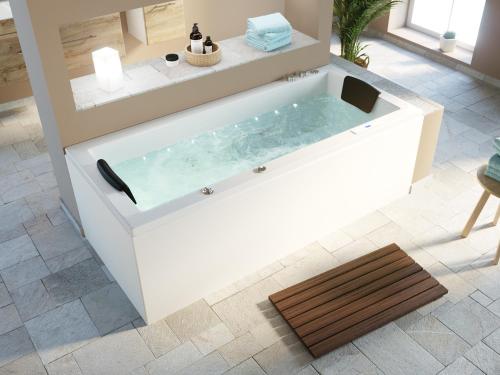 eine Badewanne im Wohnzimmer mit in der Unterkunft Finestre su roma in Tivoli