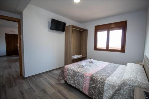 a bedroom with a bed and a window at Apartamentos 7 puentes sierra Cazorla Casa Encina in Burunchel