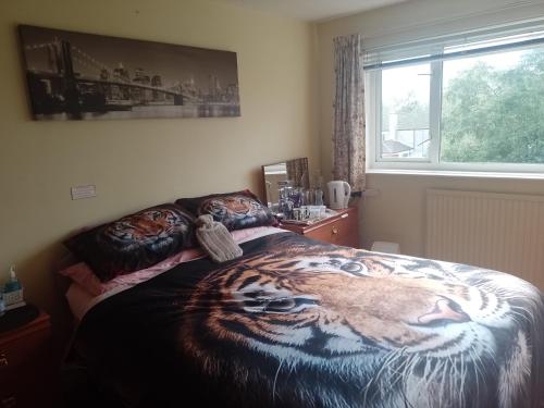 ein Schlafzimmer mit einem Bett mit einem Tiger drauf in der Unterkunft 216 GLYN EIDDEW (IVY VALE) in Cardiff