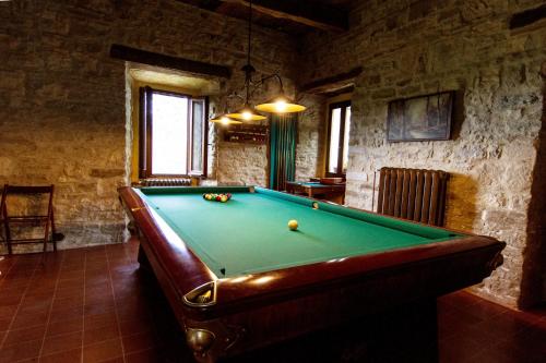 una sala de billar con mesa de billar en un edificio en Marzanella, en Tredozio