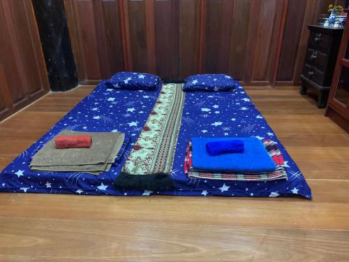 a bed sitting on the floor in a room at โฮมสเตย์บ้านนายสิงโตเขาคูหา in Ban Khu Ha Nai (1)