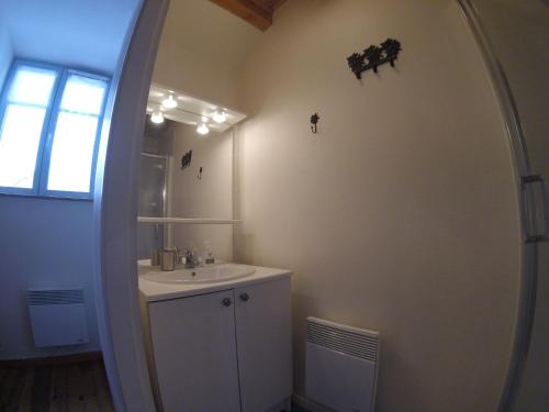 Ένα μπάνιο στο Appt LA GRANGE 8 Luz St Sauveur - Centre Ville - T2 - 2-4 personnes - PARKING GRATUIT