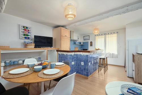 - une cuisine et une salle à manger avec une table et des chaises dans l'établissement Le Belvèze, Emplacement central et calme, à Port-Vendres