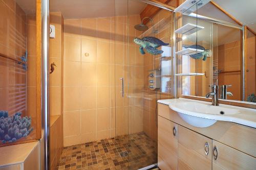 La salle de bains est pourvue d'un lavabo et d'une douche. dans l'établissement Le Belvèze, Emplacement central et calme, à Port-Vendres