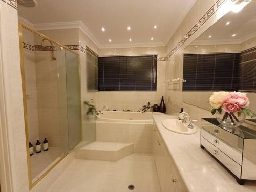 uma casa de banho com uma banheira, um lavatório e um chuveiro em Perth 2-Story, Views, BBQ & More em Perth