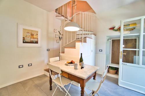 Kuchyň nebo kuchyňský kout v ubytování La casa nel castello e il giardino segreto