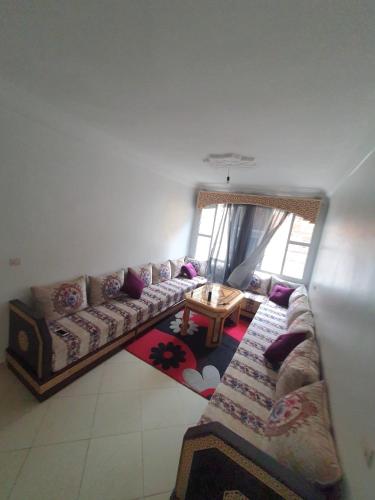 sala de estar con sofá y mesa en Oued laou ch², en Oued Laou