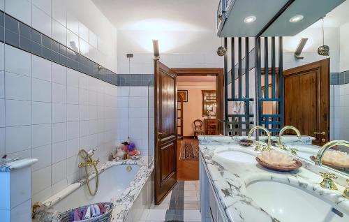 a bathroom with two sinks and a tub at Tuscany Villa Gorello. Villa in Toscana. Jacuzzi con tetto in cristallo,piscina in Arezzo