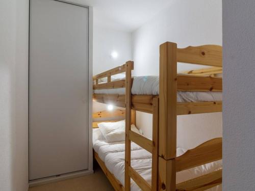 Zimmer mit Etagenbett, 2 Etagenbetten und einem Spiegel in der Unterkunft Appartement Cauterets, 2 pièces, 6 personnes - FR-1-401-91 in Cauterets