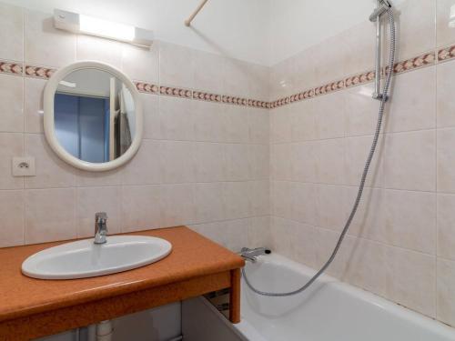 La salle de bains est pourvue d'un lavabo, d'un miroir et d'une baignoire. dans l'établissement Appartement Cauterets, 2 pièces, 6 personnes - FR-1-401-91, à Cauterets