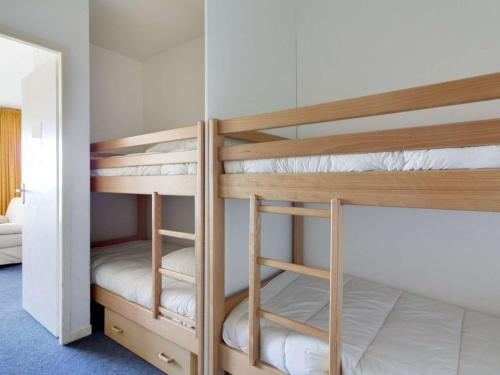 - deux lits superposés dans une chambre dans l'établissement Studio Gourette, 1 pièce, 6 personnes - FR-1-400-96, à Eaux-Bonnes