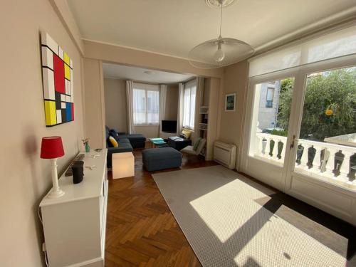 a living room with a couch and a table at Maison entre marché et plages de Royan in Royan