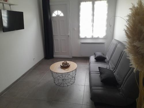 un salon avec un canapé et une table dans l'établissement Logement à la Campagne! Entièrement indépendant, à Bonneuil-les-Eaux