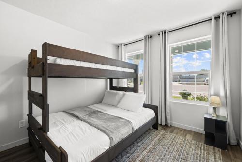 考德威尔Chic 3BR Haven near Wineries, Lake Lowell & C of I - Ideal for Hiking & Relaxing!的带双层床和窗户的卧室