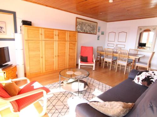 un salon avec un canapé et une salle à manger dans l'établissement Appartement 3 pièces, 6 pers, 70m², Vieil Alpe, Alpes d'Huez, animaux OK - FR-1-405-69, à L'Alpe-d'Huez