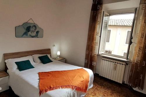 Un dormitorio con una cama grande y una ventana en *Piazza Italia* Vicino Autostrada*Roma 40 min.*, en Orte